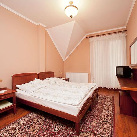 Hotel Hubertus Zebegeny Bagian luar foto