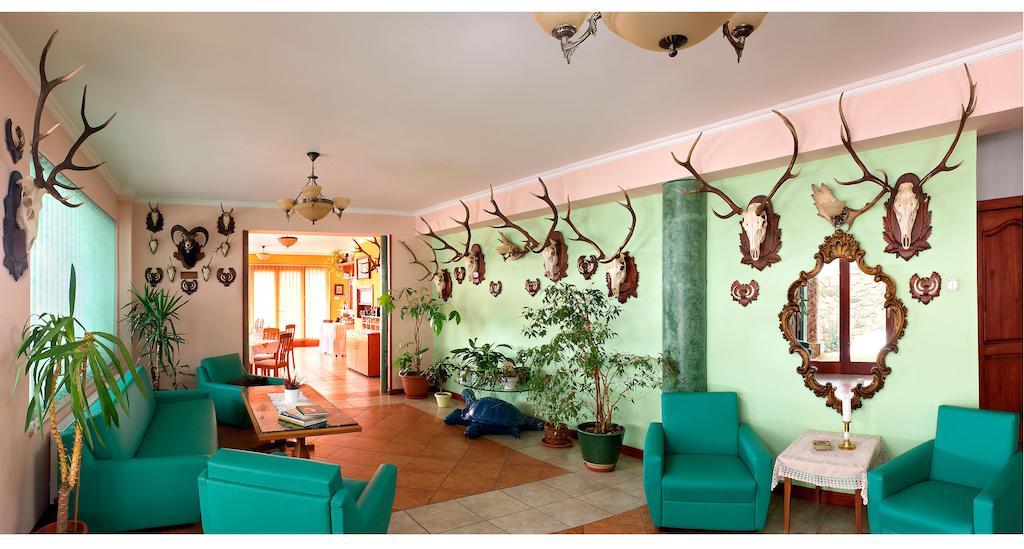 Hotel Hubertus Zebegeny Bagian luar foto