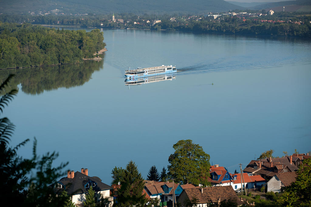 Hotel Hubertus Zebegeny Bagian luar foto
