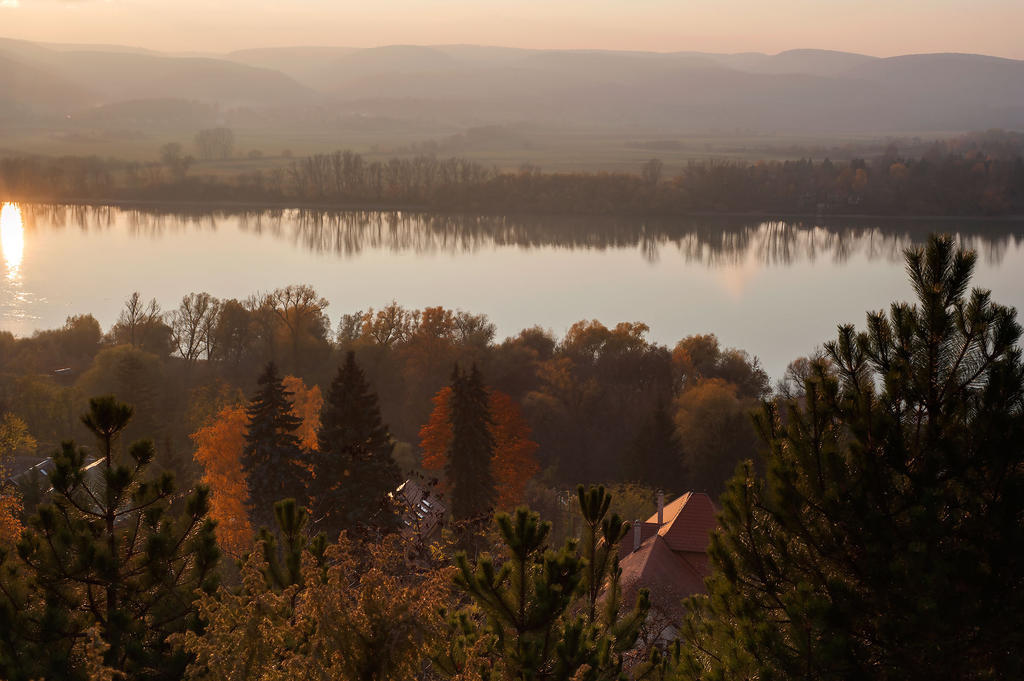 Hotel Hubertus Zebegeny Bagian luar foto